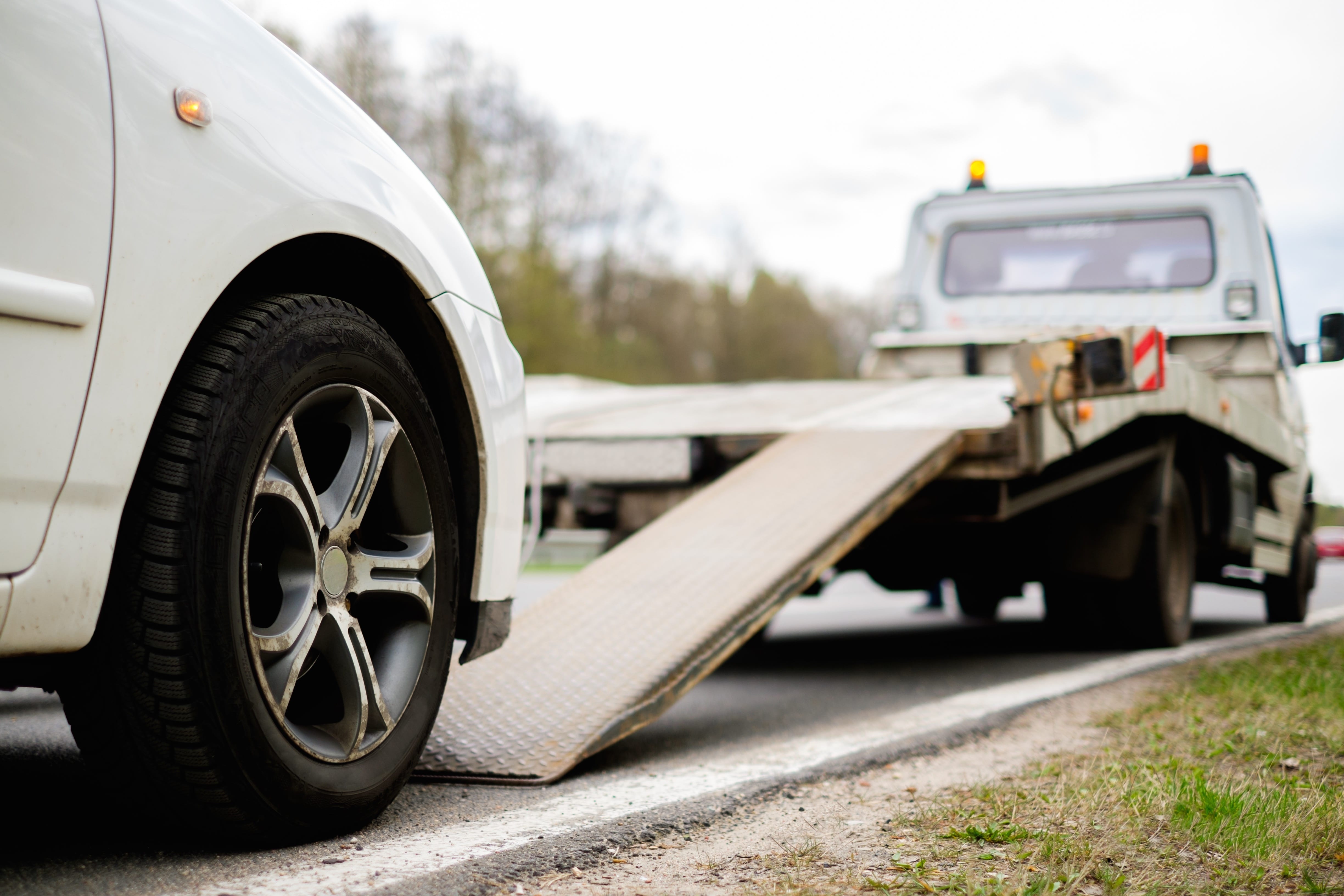 Emergency Breakdown Service vs. Standard Roadside Assistance: What’s the Difference?