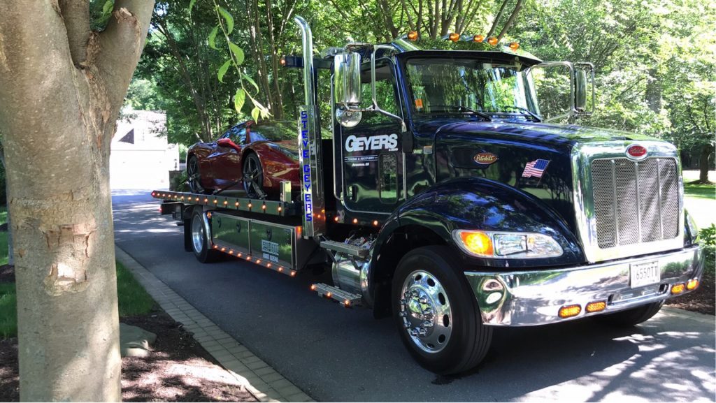 Emergency Roadside Repair vs. Towing – What’s the Right Move?