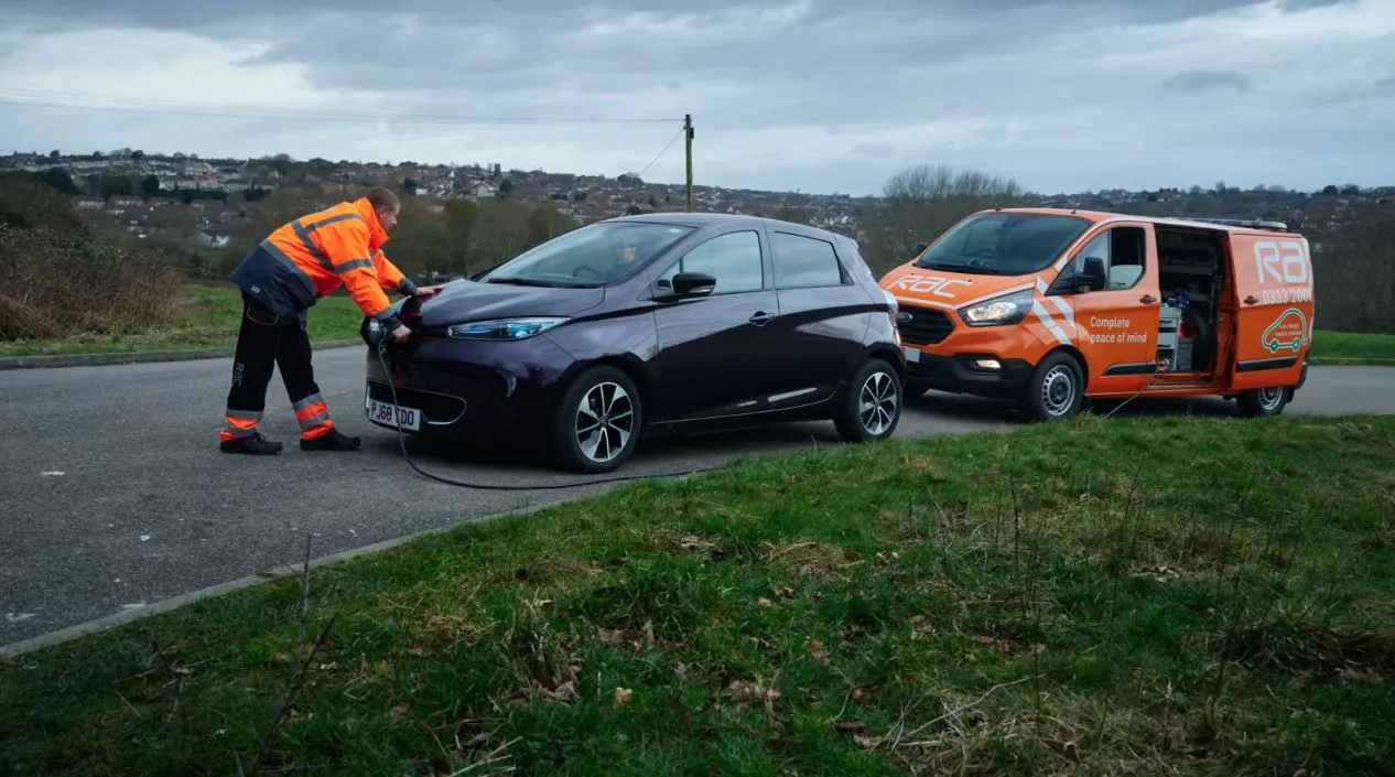 How Recovery Teams Handle Electric Vehicles (EVs): Safety, Precision, and Expertise